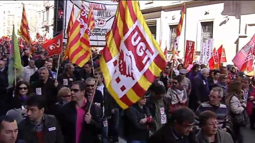 Centenares de personas se manifestan contra el paro en Barcelona