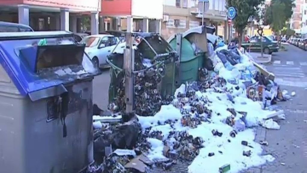 Incendian 25 contenedores de basura en la capital andaluza