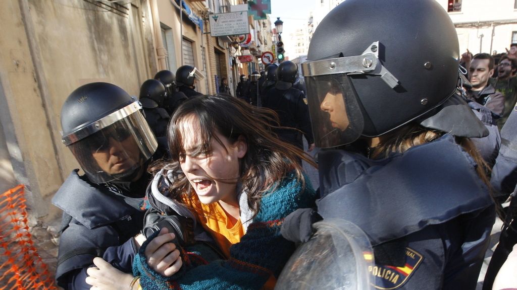 Enfrentamientos entre policía y estudiantes en el instituto Lluís Vives