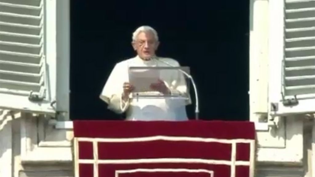 Ovación para Benedicto XVI en su penúltimo ángelus dominical