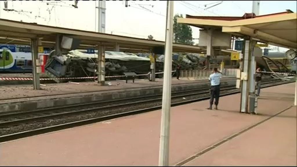 Al menos siete muertos al descarrilar un tren al sur de París