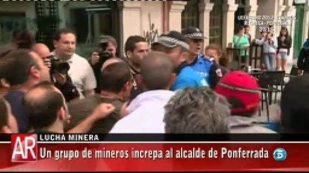 Un grupo de mineros increpa al alcalde de Ponferrada