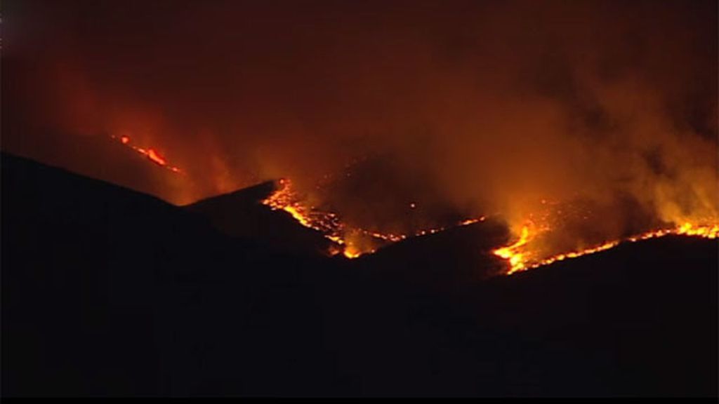 Sin control el incendio de Valdepeñas de la Sierra