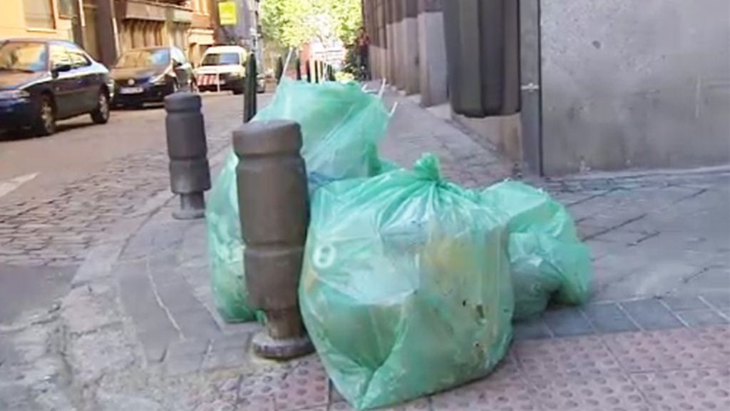 Madrid, repleta de bolsas de basura por los recortes económicos en limpieza