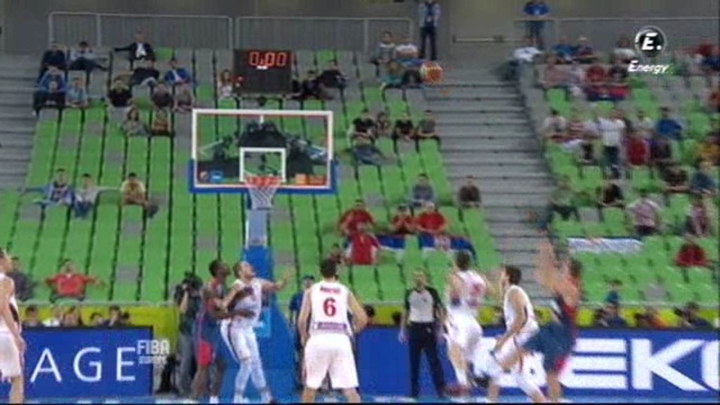 Canasta de Nando de Colo sobre la bocina