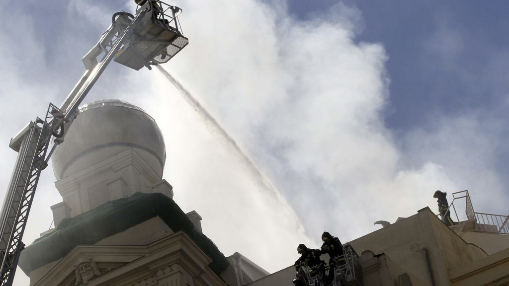 Extinguido el incendio del Teatro Alcázar de Madrid