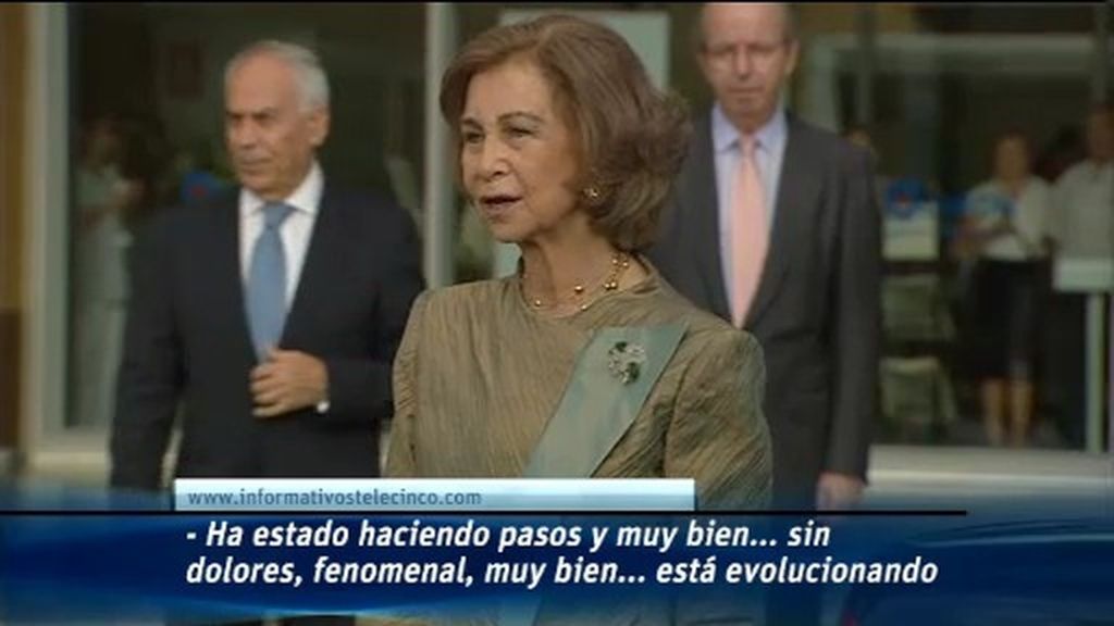 El rey ya ha dado sus primeros pasos tras la operación de cadera