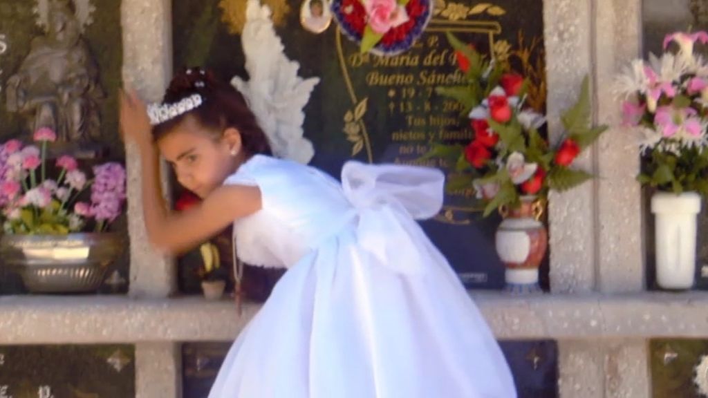 Vanesa va al cementerio a ver a sus abuelos vestida de primera comunión