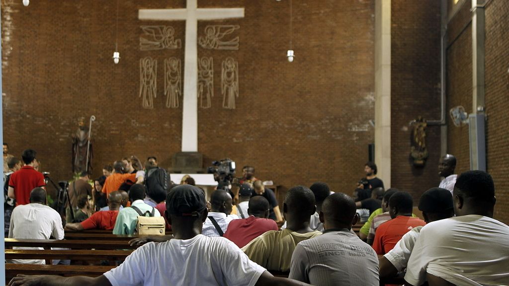 Inmigrantes se encierran en una iglesia tras ser desalojados de una nave en Barcelona