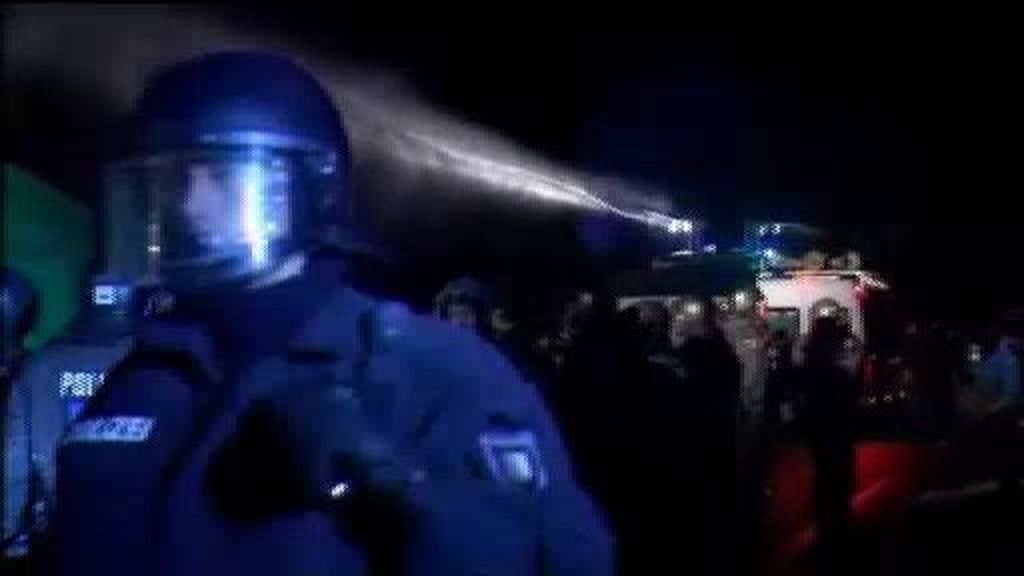 Frenan protestas en Alemania con cañones de agua