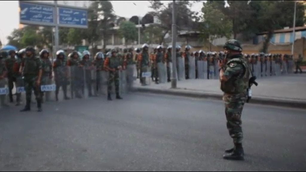 El Ejército egipcio se despliega por las principales calles de El Cairo