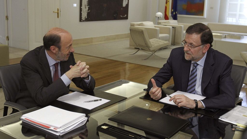 Rajoy y Rubalcaba escenifican en Moncloa el pacto PP-PSOE