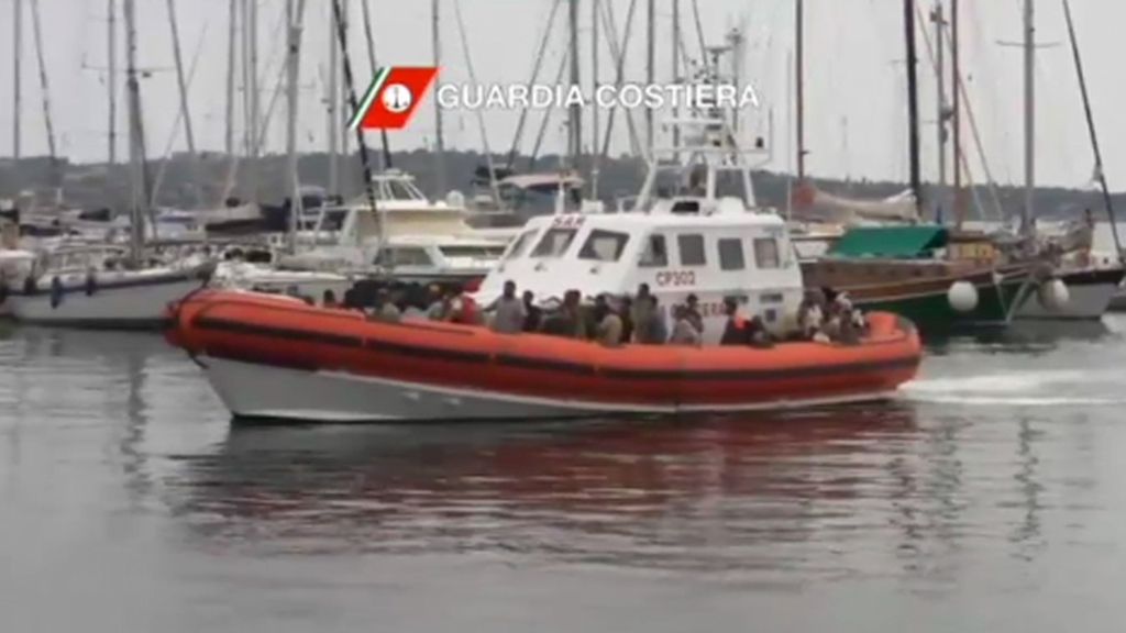 Cientos de inmigrantes sirios continúan llegando a las costas del sur de Italia