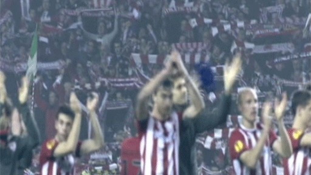 Jugadores y afición celebran el pase a cuartos de final de la Europa League