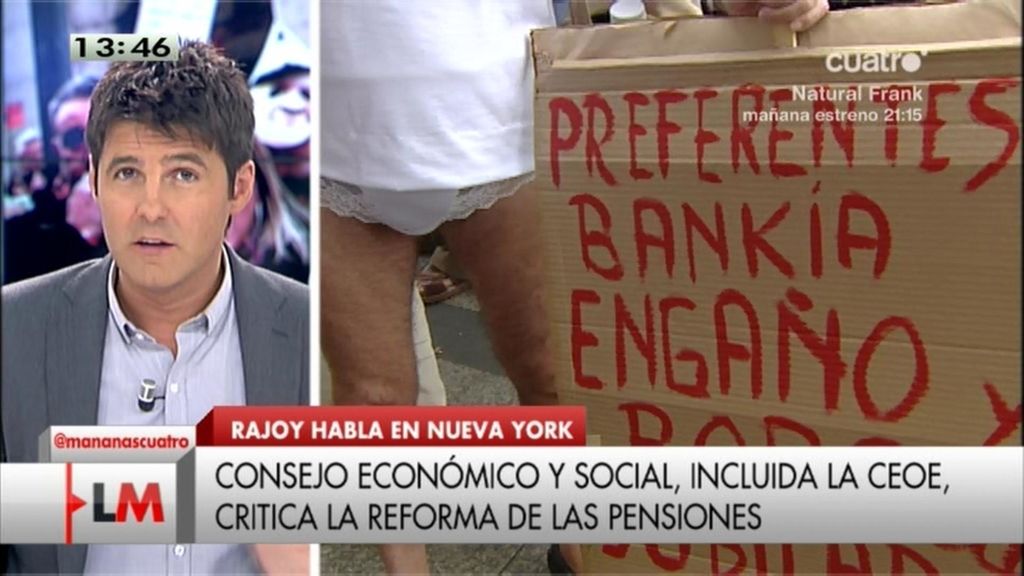 Un preferentista jubilado protesta 'en bragas' frente al Banco de España