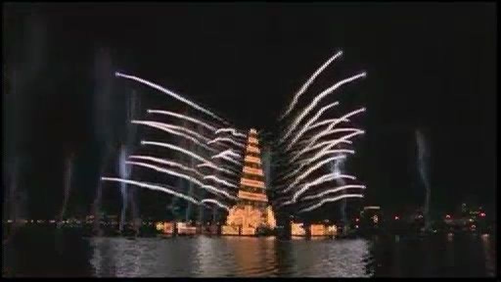 Brasil enciende el mayor árbol de Navidad flotante del mundo