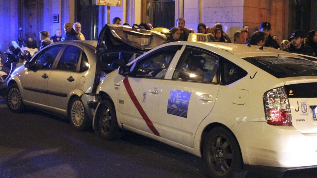 Un muerto y dos heridos graves al invadir un taxista una acera en Madrid