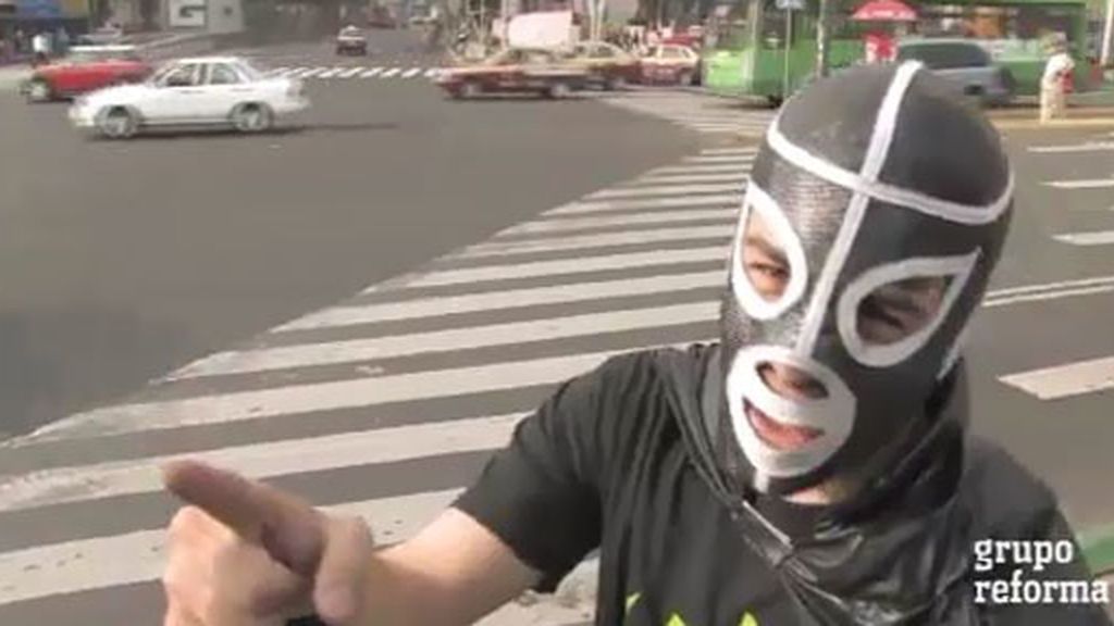Peatonitos, el superhéroe que defiende a los transeúntes en México
