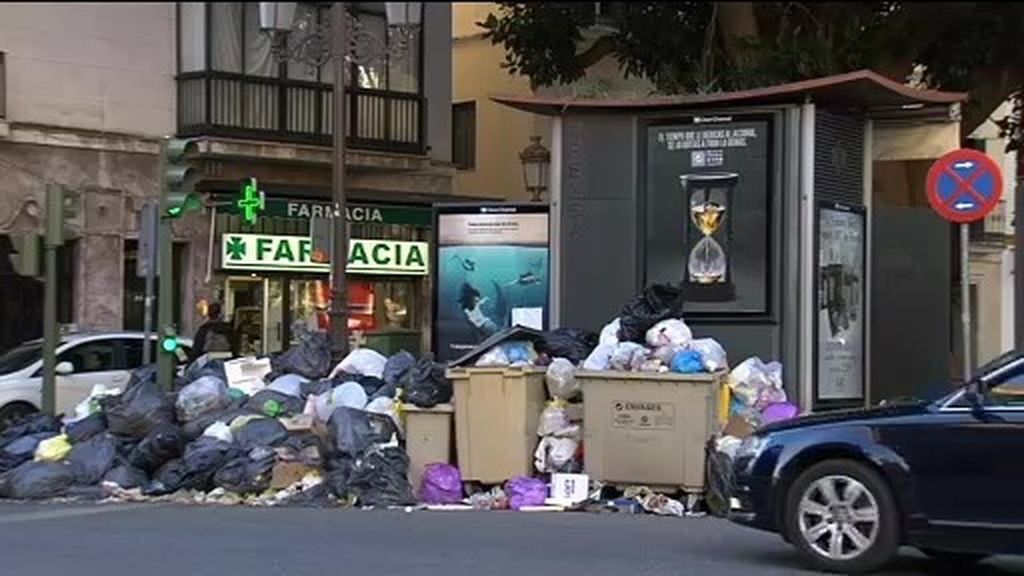 La huelga de basuras en Sevilla deja ya más de 7.000 toneladas de residuos en las calles