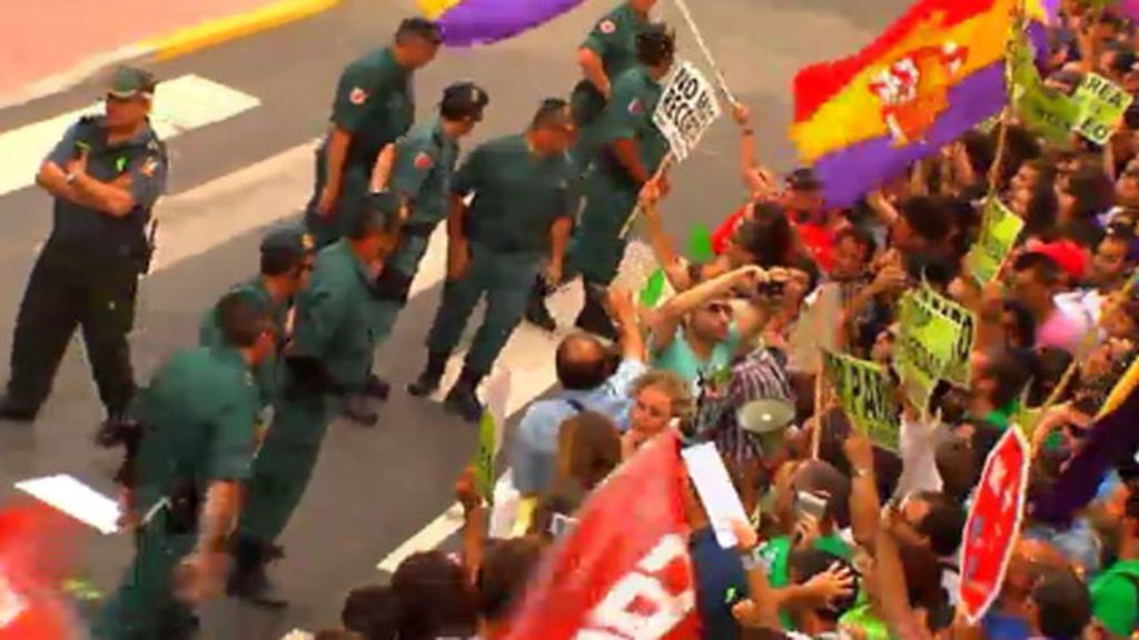 Protestas contra los recortes y contra la monarquía en la visita de la Reina a Murcia