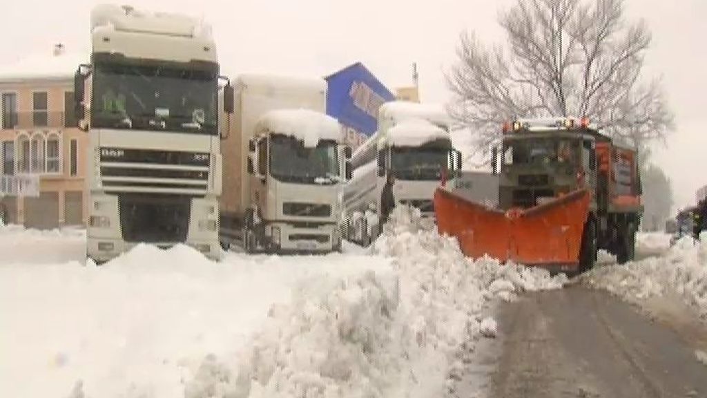 Camiones atrapados por la nieve en Castellón