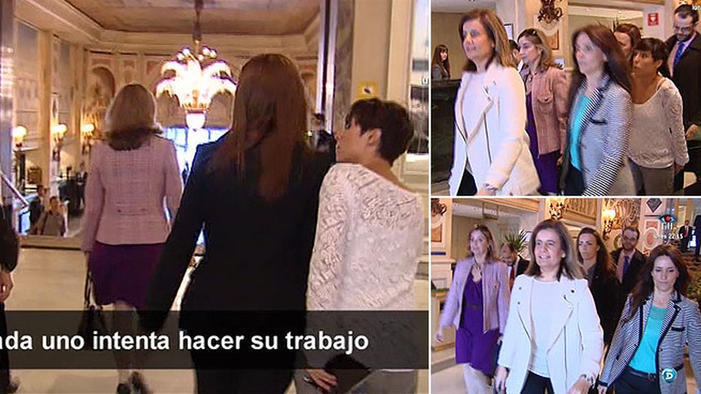 Los acompañantes de Fátima Báñez impiden a Marta Nebot hacer su trabajo