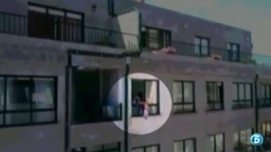 Impactantes imágenes de una madre que amenaza con tirar por la ventana a su hija