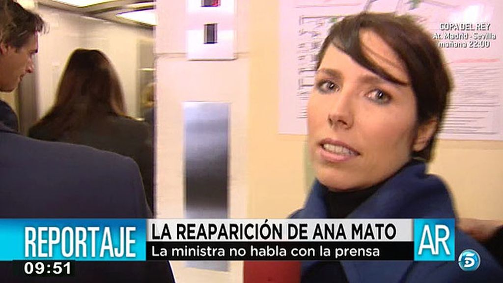 Ana Mato no responde a los periodistas