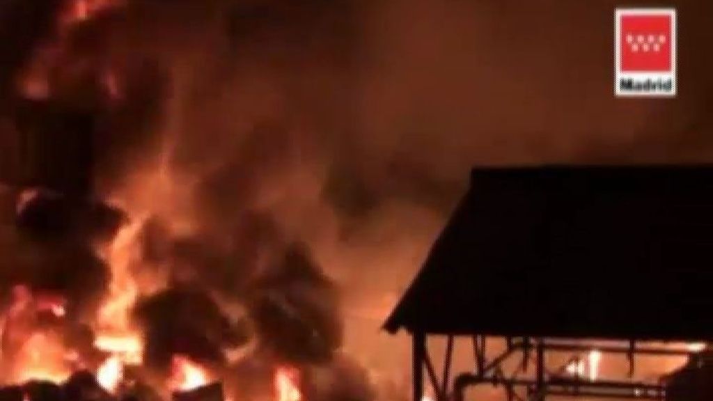 Un incendio arrasa una nave de disolventes en Arganda del Rey