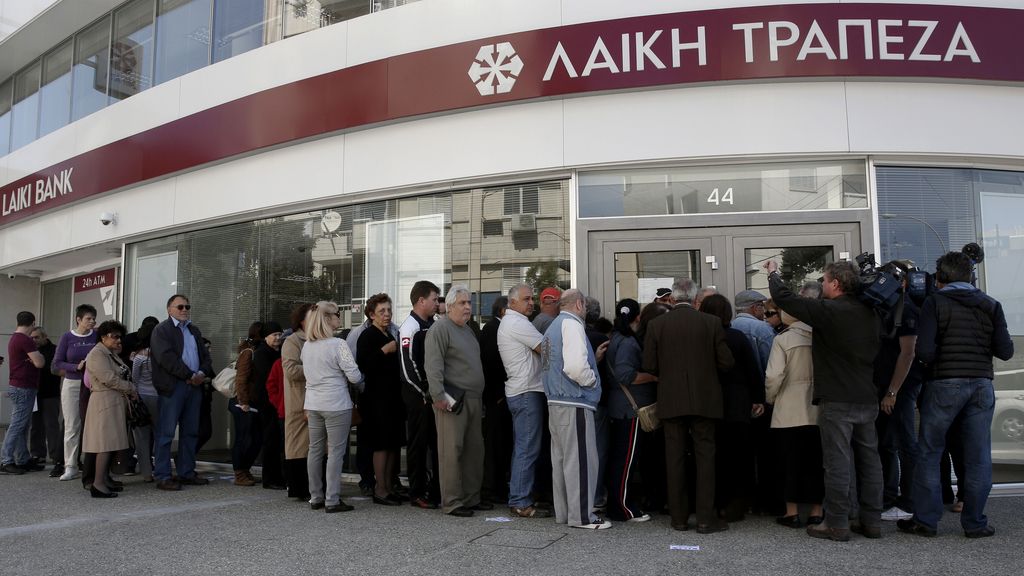 Los bancos de Chipre reabren sus puertas tras diez días de 'corralito'