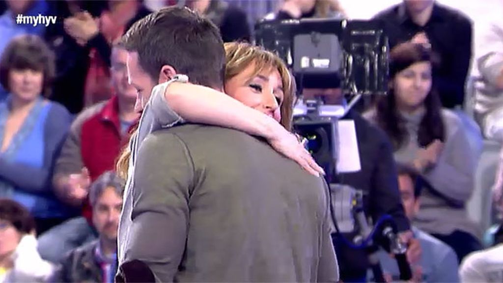 Leo vuelve al plató y sus pretendientas se quedan petrificadas