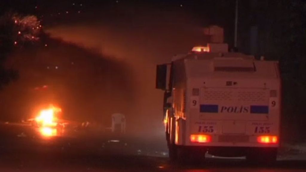 Ankara vive una noche de enfrentamientos entre policía y manifestantes