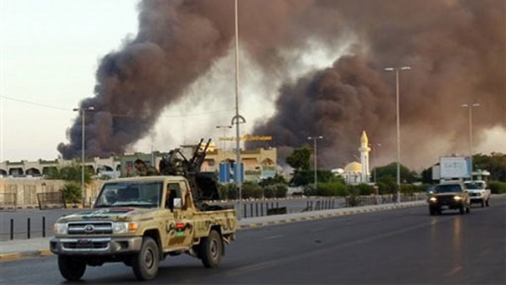 Los rebeldes, en busca de Gadafi