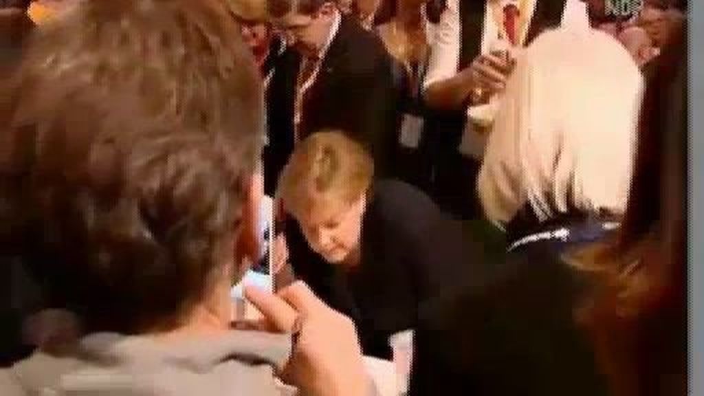 Angela Merkel recibe una abundante y fría ducha...de cerveza