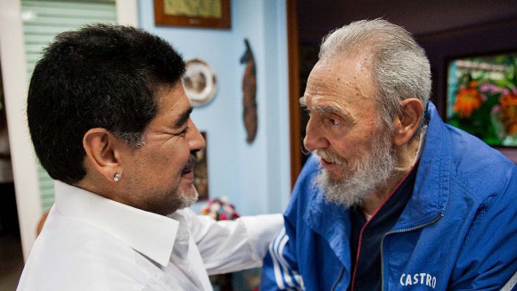 Fidel Castro recibe a Maradona en La Habana