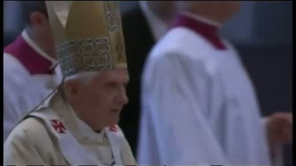 El Papa venera los restos