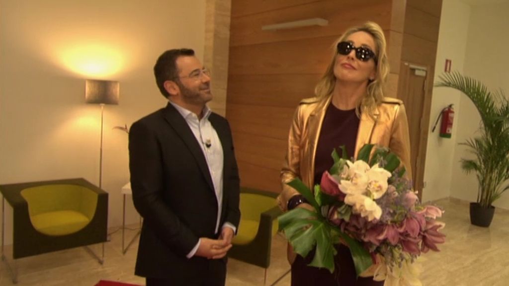 Jorge Javier alaba a Sharon Stone y... ella le da con el ramo de flores