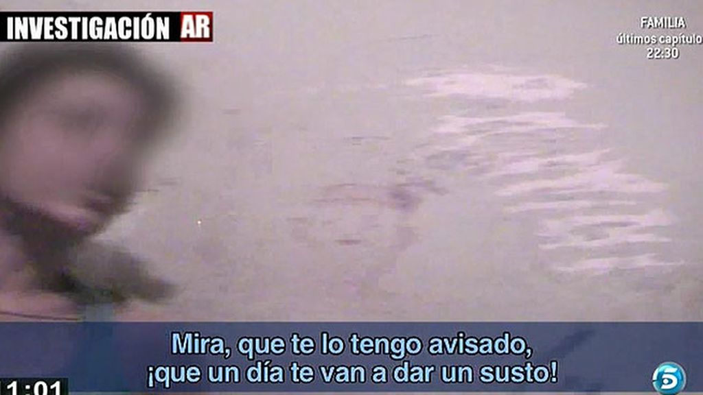 Los reporteros de 'AR', rodeados de toxicómanos en el interior del bunker rosa