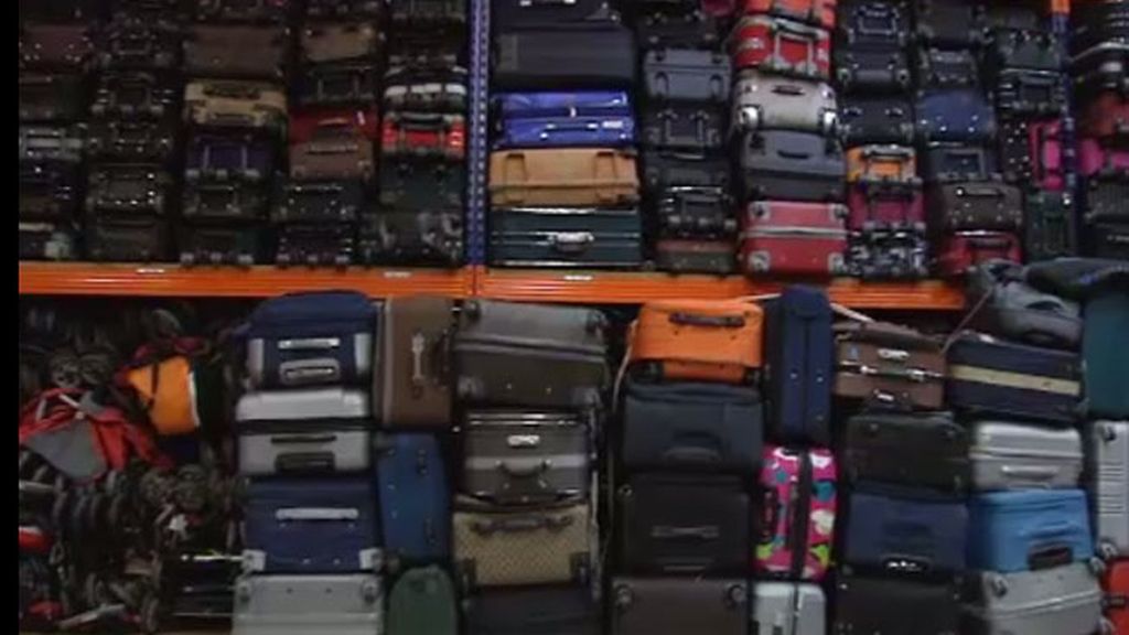 En el aeropuerto de Barajas se subasta miles de objetos perdidos