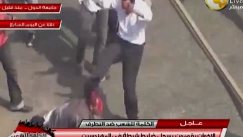 Brutalidad extrema en El Cairo: Un policía, a punto de ser linchado