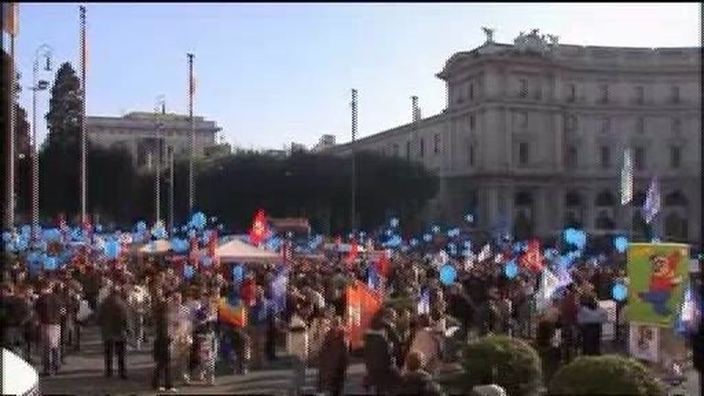 Cientos de personas protestan en Roma contra la privatización del suministro de agua