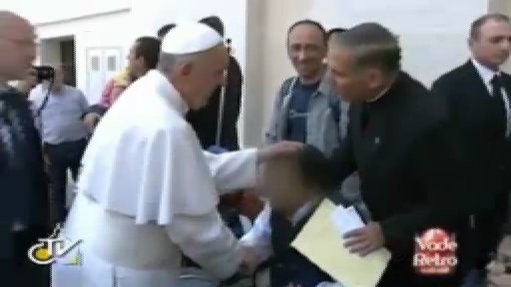 El papa Francisco realiza un exorcismo ante las cámaras