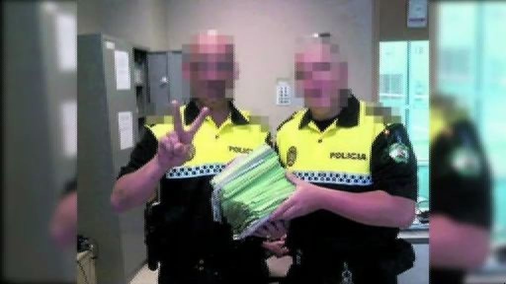 Indignación por la fotografía de los policías mofándose de la recaudación de multas