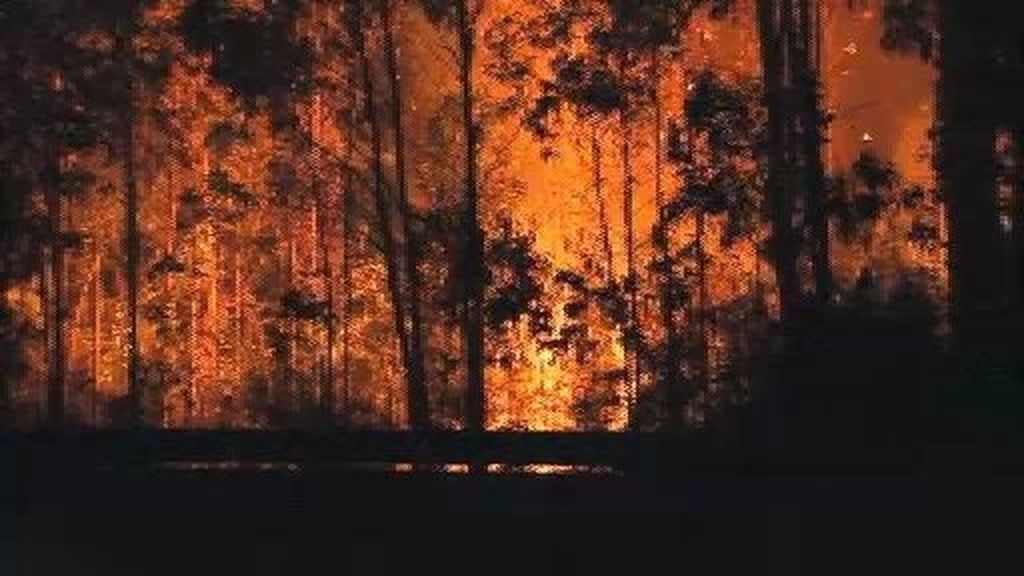 Las llamas avanzan sin control en el municipio coruñés de Rianxo