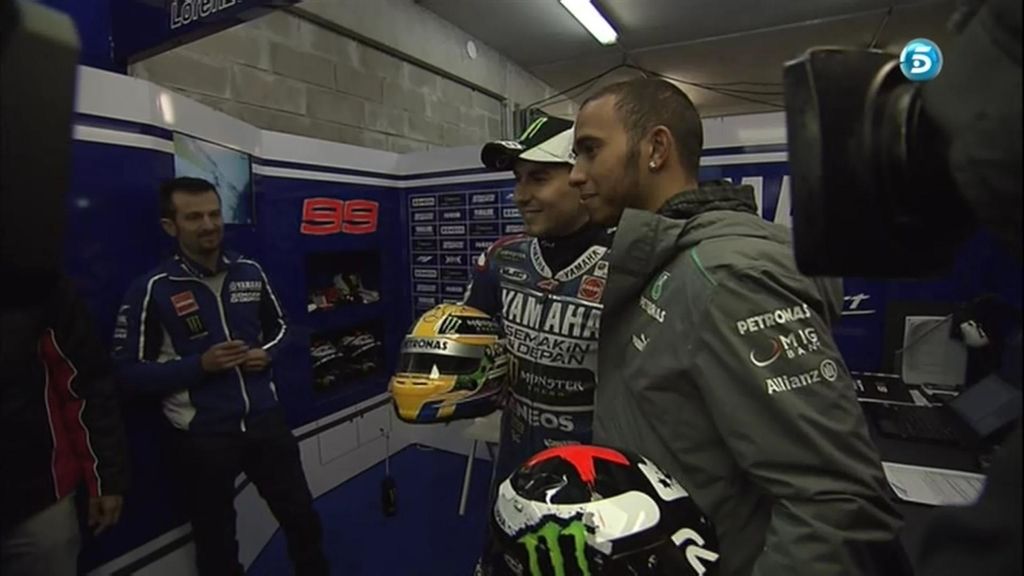 Lorenzo y Hamilton intercambian sus cascos