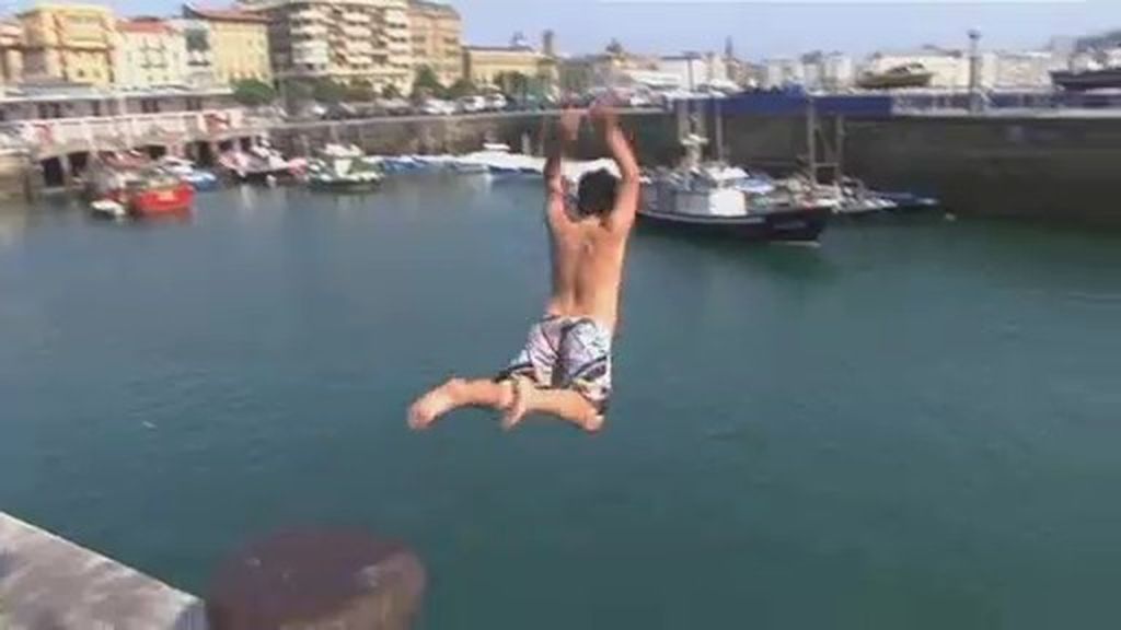 San Sebastián quiere prohibir que los bañistas salten al agua desde el muelle