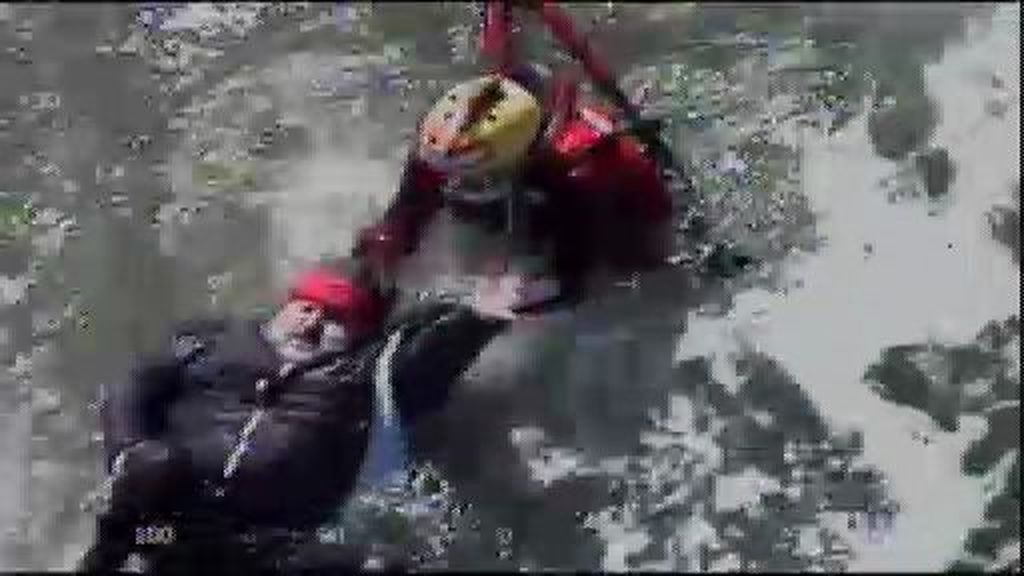 Espectacular rescate en el puerto de Gijón