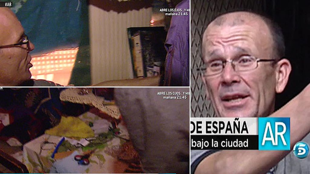 Juan Manuel vive en el pasadizo que cruza Plaza de España