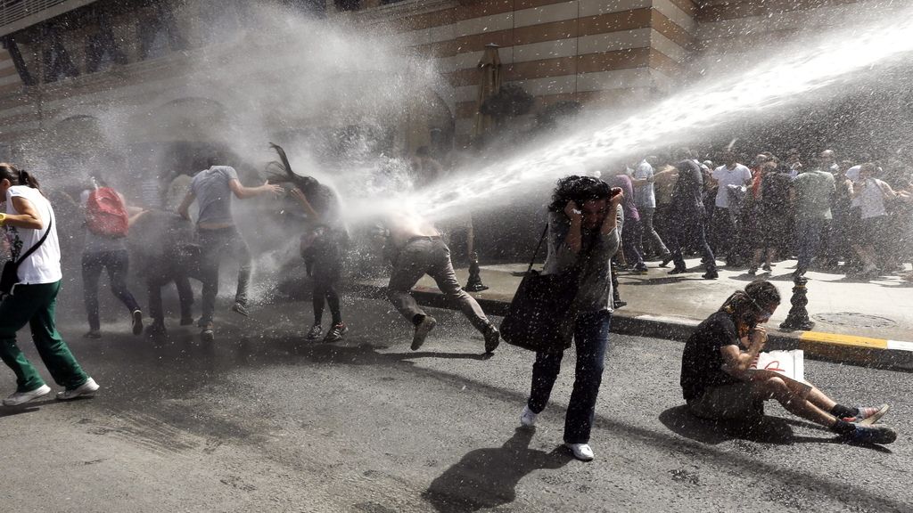Duros enfrentamientos entre policía y numerosos manifestantes en Turquía