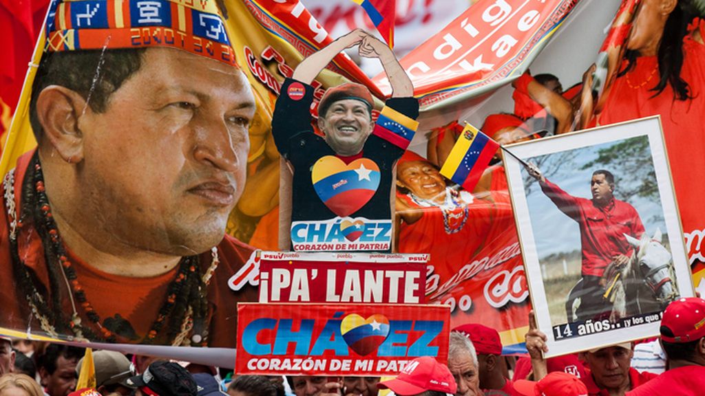 Miles de personas apoyan en las calles a Hugo Chávez